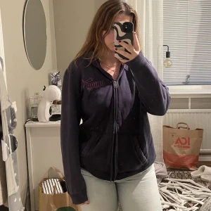 Tjocktröja  - Tjocktröja med dragkedja ifrån puma stl L