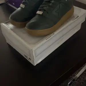 Bape sta low m1 green orchard! Storlek 44/43 Skorna är väl använda och i ok skick.  Färgen fram på skon har börjat släppa, tyget i hälen är lite trasigt. Förutom det är det ett par schyssta beaters. box och kvitto medföljer bud mottages Mer bilder i PM!  