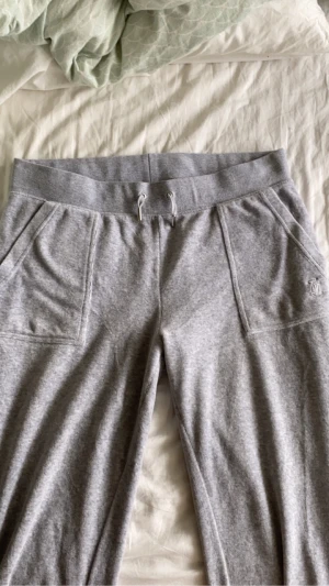 Säljer Juicy byxor - Säljer mina gråa juicy byxor då de inte riktigt är min stil. Köpte på plick något år sedan, har inte använts mycket. Inga defekter/fläckar/fel, strlk L. 600kr 🫶🏻🥰