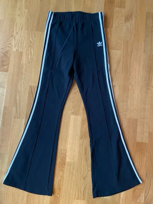 Adidasbyxor  - Adidasbyxor, stl M! Mycket fint skick