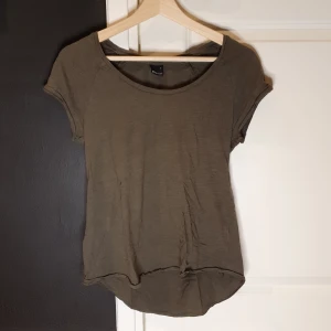 T-shirt från ginatricot i M - Längre bak än fram