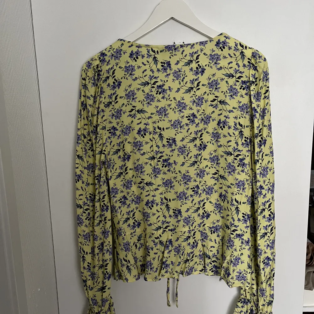 Floral tie front blouse from ASOS - key hole detail, bell sleeves and cute floral print. Selling as I don’t wear it any longer. Only worn a couple of times, new condition.. Blusar.