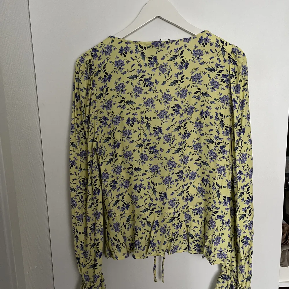 Floral tie front blouse from ASOS - key hole detail, bell sleeves and cute floral print. Selling as I don’t wear it any longer. Only worn a couple of times, new condition.. Puserot.