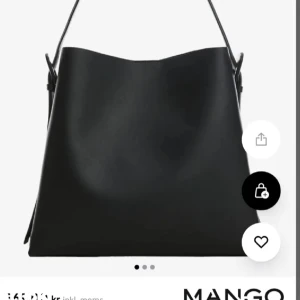 Mango väska  - En jättefin svart väska ifrån mango❤️ säljer pga att den inte kommer till användning😽-LÅNADE BILDER- 