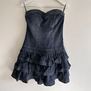 Jeans klänning  - Säljer denna super söta jeans klänning i stolek M skriv för fler bilder 💕 Frakt ingår inte 