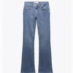 Zara jeans - Säljer dessa super fina lågmidjade jeans från zara helt slutsåld på hemsidan💕 Aldrig använda endast provade och har prislappen kvar💕💕
