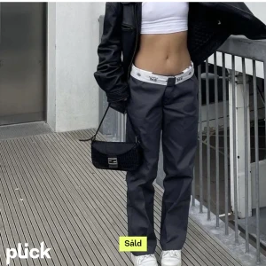 dickes byxor - dickies byxor i jätte bra skick! säljer då de inte kommer till andvändning, bilder från pinterest men kan ta egna bilder om önskas 