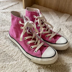 Converse  - Säljer ett par rosa converse i strl 37. Superfint skick! Köpare står för frakt💗🧚🏼‍♀️
