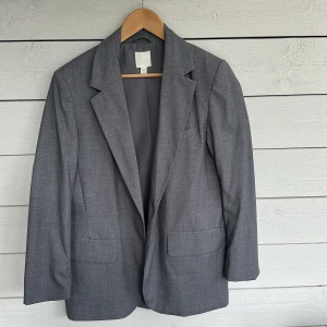 Grå kavaj!  - Grå kavaj från H&M. Använd fåtal gånger. Oversized men med en passform. Grå. Tunn. 