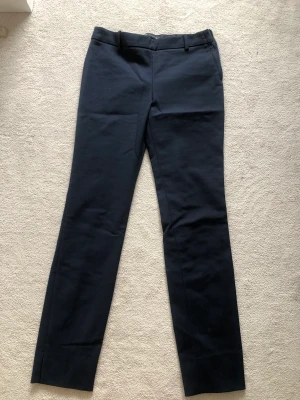 Lågmidjade kostymbyxor - Jätte fina mörkblåa lågmidjade kostymbyxor!🥰 pris kan diskuteras 