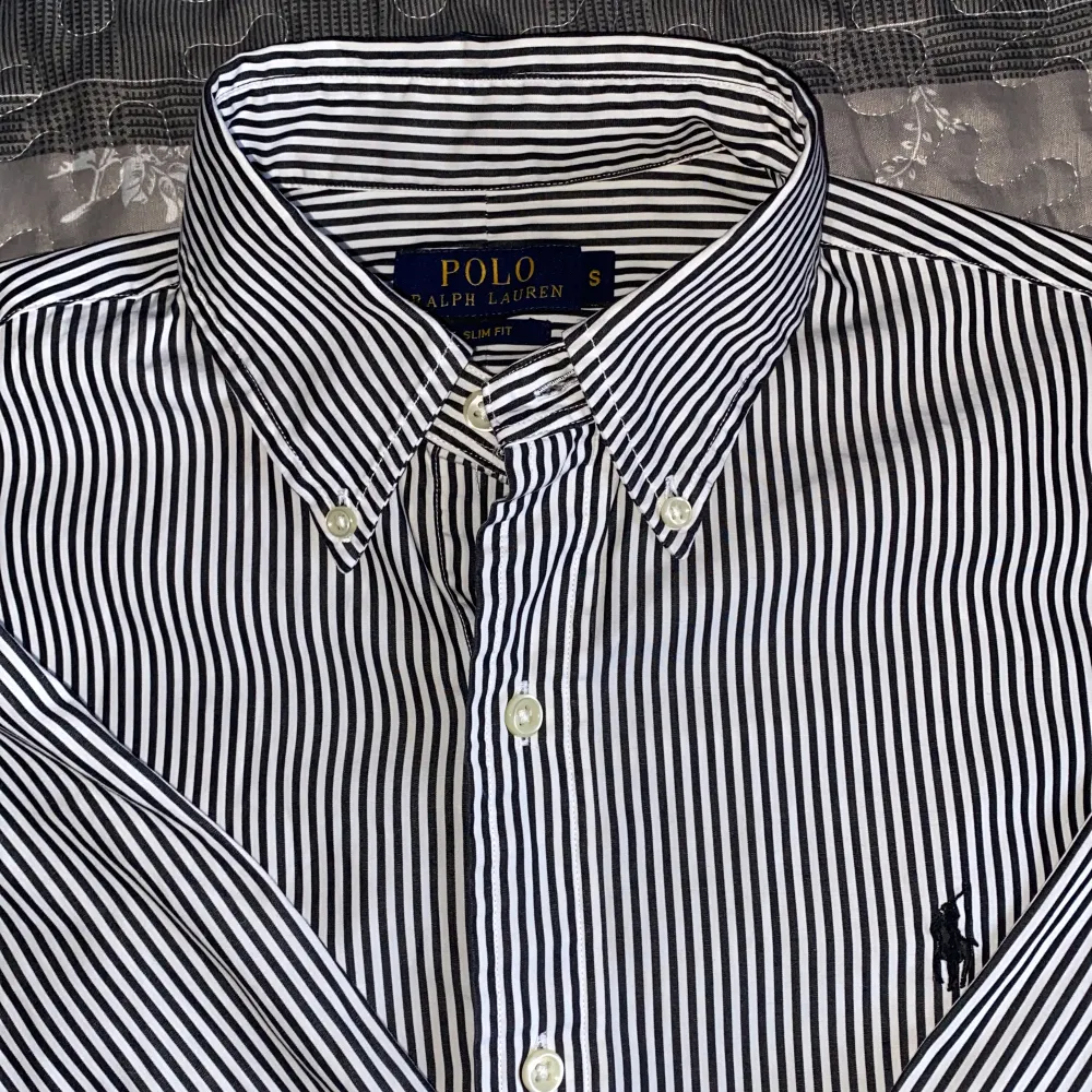 Denna skjortan är i nyskick och är använd endast ett par gånger. Säljer denna pga att den är i fel storlek. Normalpris är 1299. Skjortor.