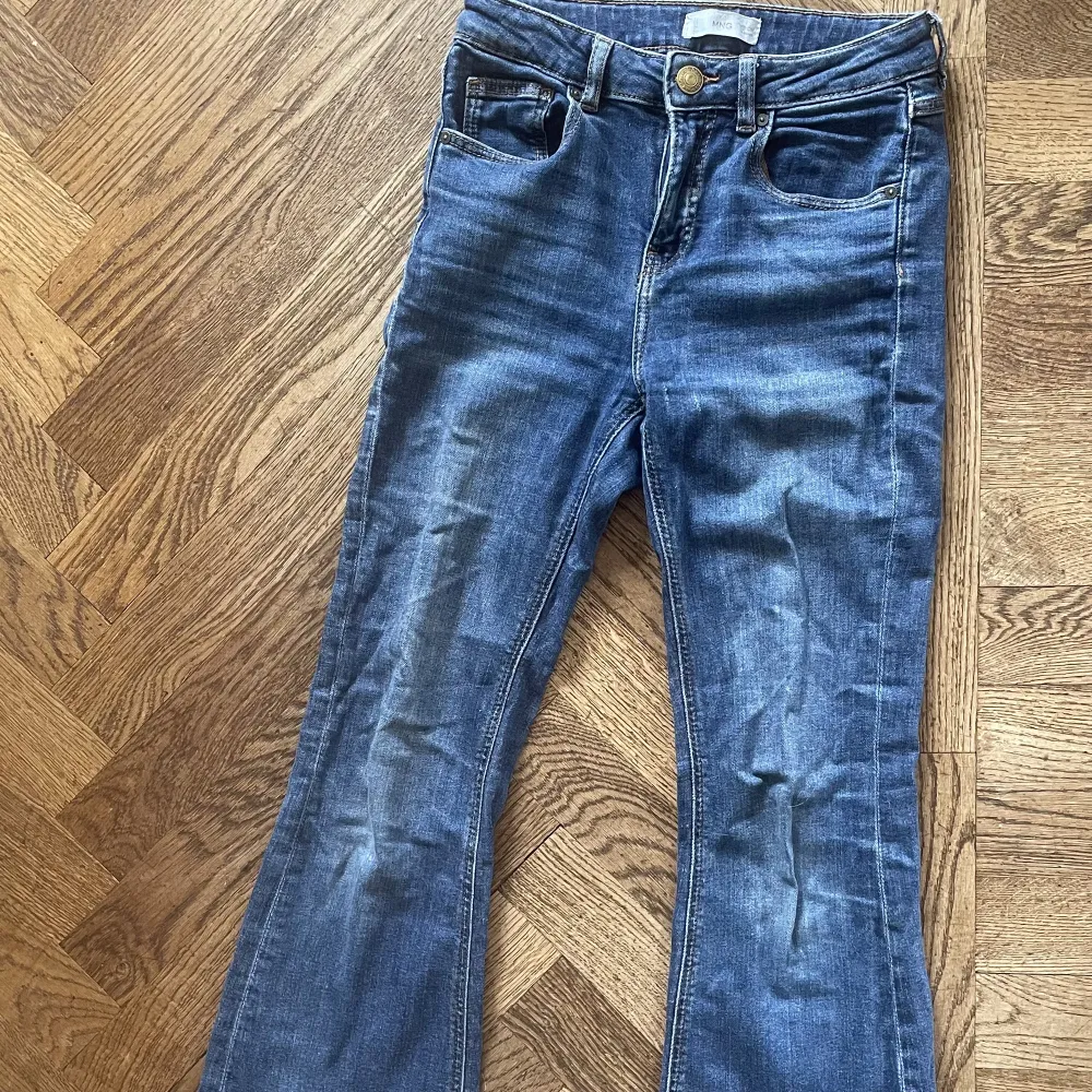 Bootcut lågmidjade jeans från mango kids i storlek 146. Har en liten grej på baksidan av jeansen men syns knappast på. Det är inget hål.❤️. Jeans & Byxor.