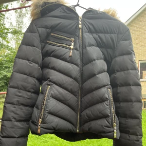 Hollies Jacka - Tjena! Säljer kusinens gamla Hollies jacka nästintill oanvänd. Nypris 6000. Skick 10/10. Inga defekter eller slitningar. Kom privat för fler bilder eller funderingar! Mvh Olle