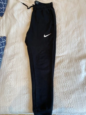 Mjukisbyxor Nike - Mjukisbyxor från Nike. Storlek M i herr, fint skick