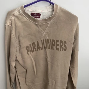 Parajumper Fleece Sweatshirt - Tja!   Säljer nu min helt oanvända Parajumper Fleece Sweatshirt  Storlek S men passar mig som har Storlwk M/L.   Skrynklig på bilderna och ser nästan blekt ut men är dåligt ljus och i skrivande stund är den precis nystruken och hänger på galge bara.  
