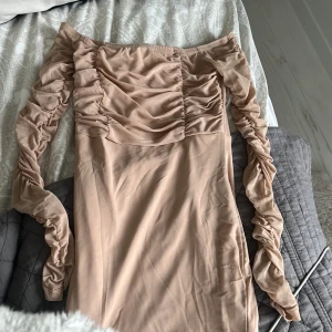 Mini klänning från plt - Mini klänning från prettylittlething, klänningen är i bra skick och går off shoulder🩷