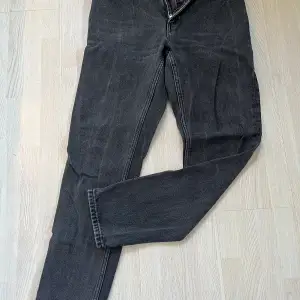 Svarta Monki jeans Modell Kimono, storlek 27 Fint skick