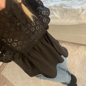 Blus Mango - säljer denna supersnygga blus från mango då den inte kommer till användning💓 använd typ 2 ggr så den är i väldigt bra skick💓