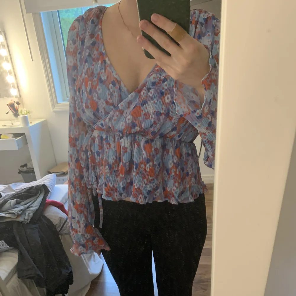 Lite kortare blommig blus. Aldrig använd 100 kr + frakt💕. Blusar.