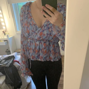 Söt blommig blus - Lite kortare blommig blus. Aldrig använd 100 kr + frakt💕