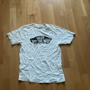 En vit Vans t-shirt. Tröjan är i använt men fint skick. Stl 10-12 år