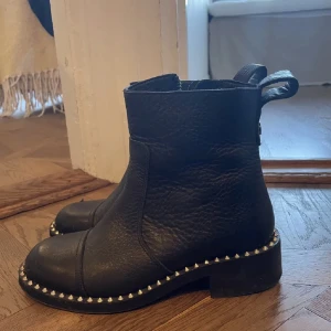 Zadig Voltair Boots, 36 - Säljer mina snygga Zadig Viltaire bootz. Kommer som dom är :) liten skada som går att fixa hos skomakaren. 