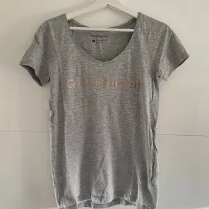 Så fin t-shirt från Calvin Klein, använd fåtal gånger!💗