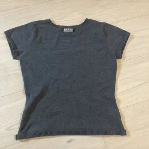 En stretchig mörkgrå T-shirt från indiska som är i strl s men passar allt från S/M/L. Använd fåtal gånger.