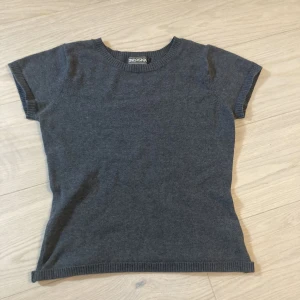 mörkgrå stickad t-shirt  - En stretchig mörkgrå T-shirt från indiska som är i strl s men passar allt från S/M/L. Använd fåtal gånger.