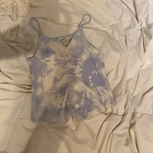 Linne - Ett rynkat vit blått linne från Kappahl. Välanvänd men inget hål elr liknande.