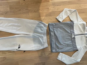 The North Face tracksuit strl 13-14 år - Kan förekomma ngn fläck därav priset