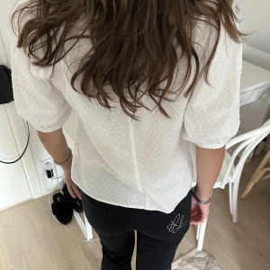 Trekvartsärmad topp - Världens snyggaste trekvartsärmade blus ifrån Daisy grace, i storlek L men väldigt puffig och fin så den passar S-M