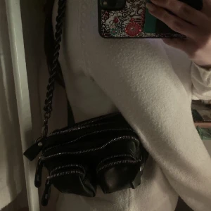 Väska - Supersöt väska från Gina Tricot köpt för flera år sedan. Perfekt stolek med två stora fack och två små så man får plats med alla sina grejer!! Säljer för den inte kommer till användning längre