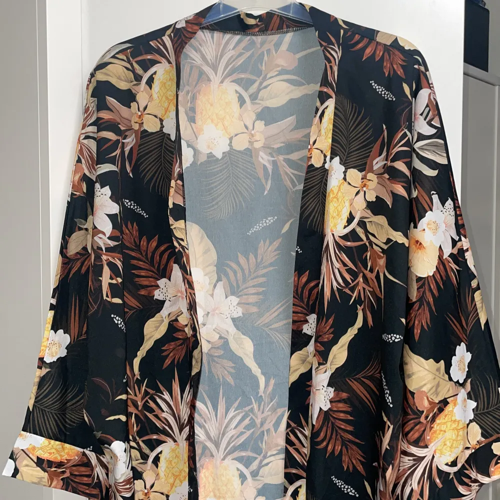 Jättehärlig kaftan i blommig design. Den är i standard storlek och helt ny. Passar perfekt till en semester eller en varm sommarkväll☀️. Blusar.