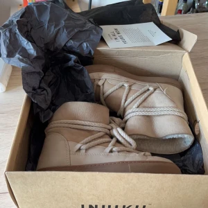 Inuikii-Byta mot svarta - Hej, vill gärna byta dessa skor mot samma par fast i svart, båda st 36 och 37 funkar💓