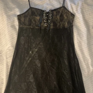 Kort svart klänning - Klänning