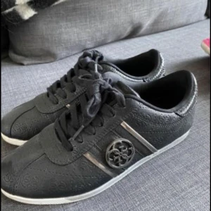Guess skor - Strl 38. Svarta. Anv endast ett fåtal gånger.