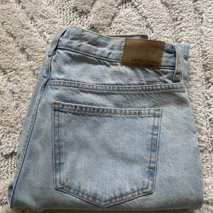 Säljer dessa lågmidjade jeans från GinaTricot i storlek 36/S. Nypris 499kr 