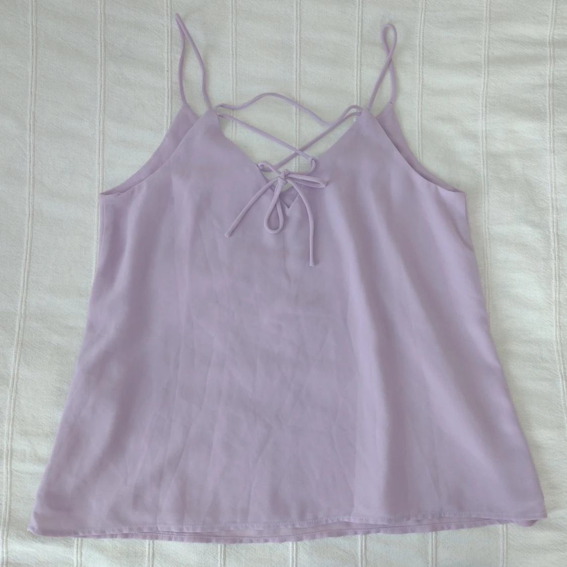Ljuslila flowy topp/linne med smala band och knytning i ryggen - storlek 34 - 91