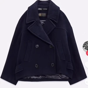 Kappa - Slutsåld zara kappa. Andvänd fåtal gånger så skicket är mycket bra. Hör av er för fler bilder. Stolrke är xs men den är oversized så skulle säga att den även passar s. Nypris 1500kr