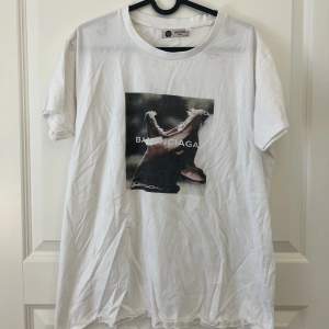 Ostrykt men också oandvänd ”Balenciaga” T-shirt Storlek L men känns som en M.