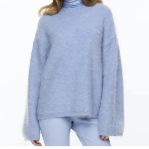 Stickad mohairmix tröja - Så fin blå tröja i felfritt skick! 💕💖🐠 Strl M och sitter lagom oversize på mig som brukar ha S i överdelar 🫶(la upp igen pga fri frakt säljer bara en tröja)