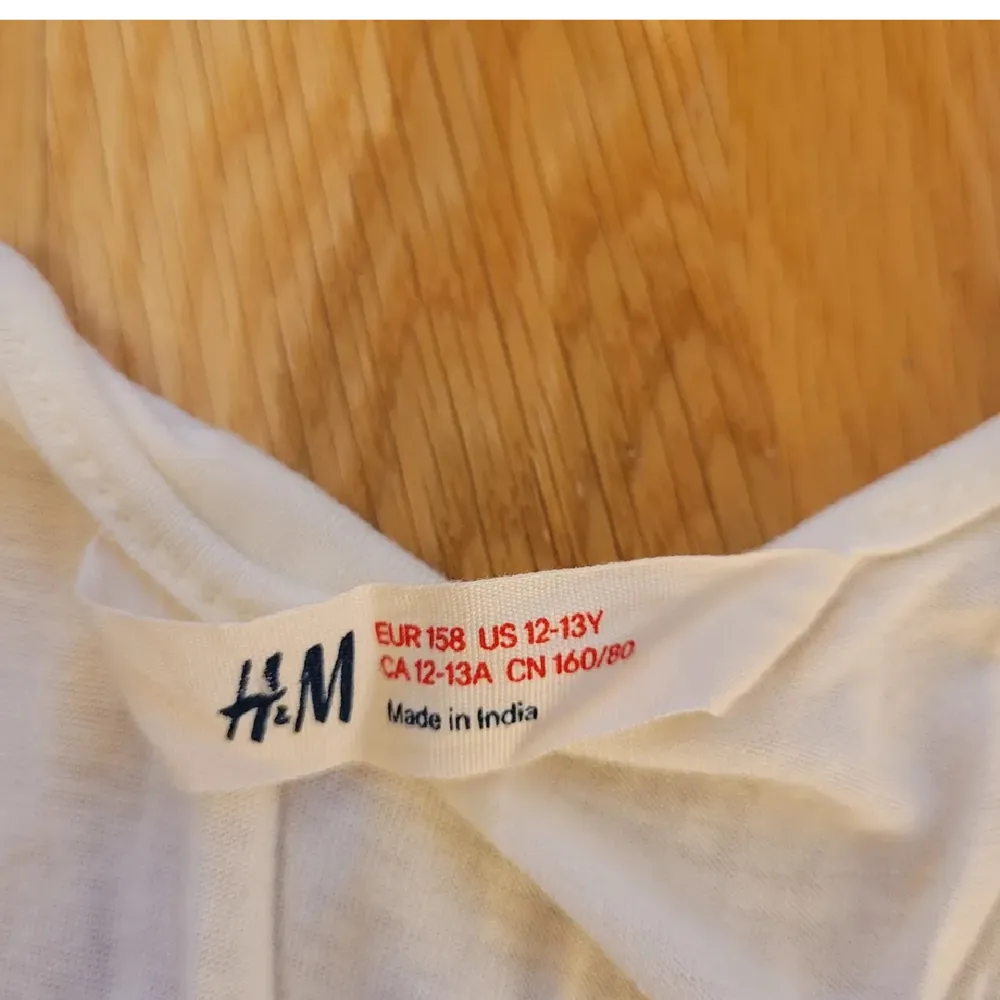 Volangklänning i från H&M i storlek 158. Använd, men i bra skick. Kan fraktas men köparen står för frakten 💕. Klänningar.