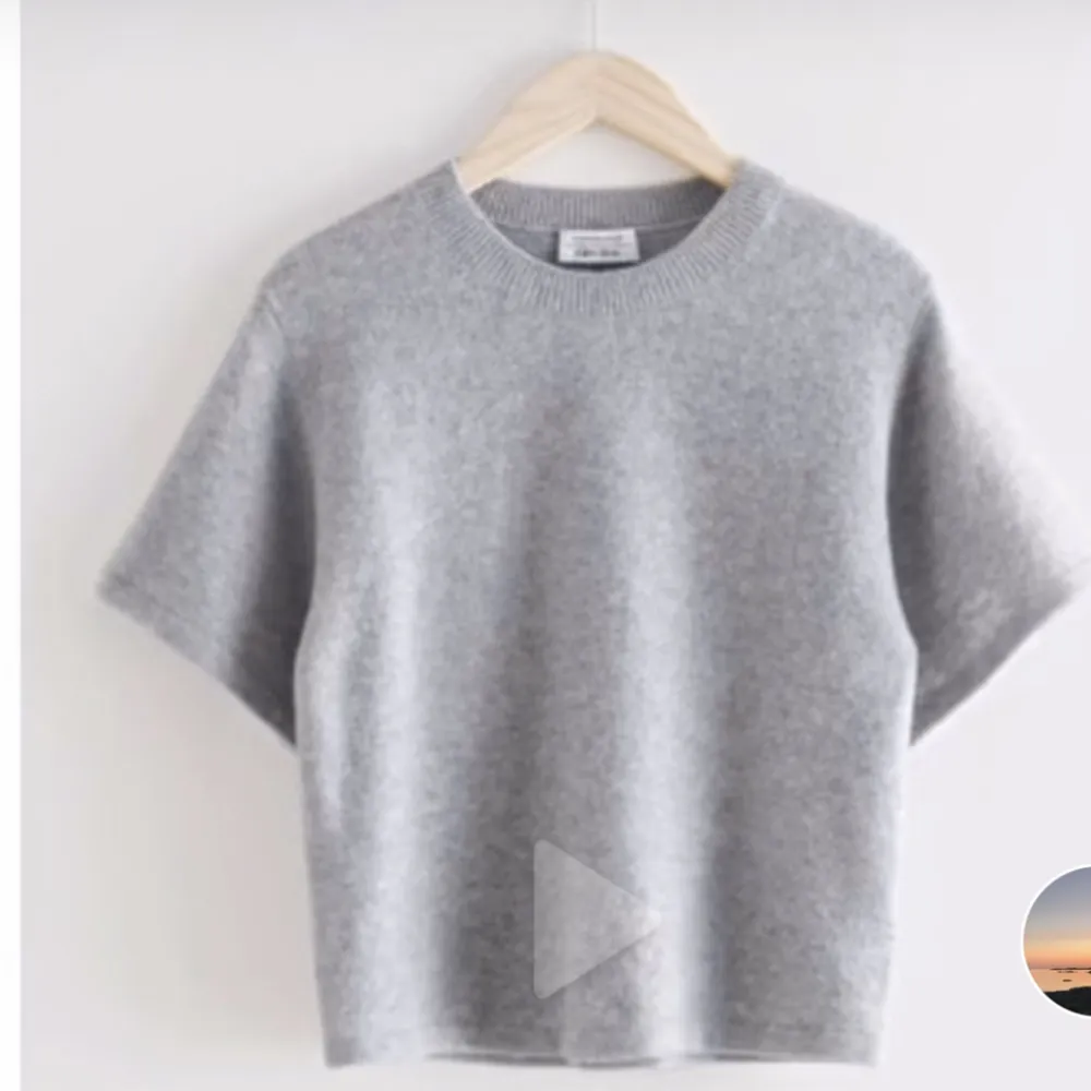 Säljer denna jättefina och eftertraktade gråa trekvartärmade tröja från & other stories❤️kom privat för egna bilder . Stickat.