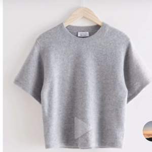 Säljer denna jättefina och eftertraktade gråa trekvartärmade tröja från & other stories❤️kom privat för egna bilder 