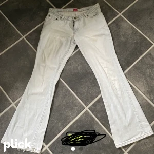 Lågmidjade Jeans - säljer dessa cricket jeans då dem är lite för korta för mig, knappt använda så bra skick!! skriv för fler bilder.