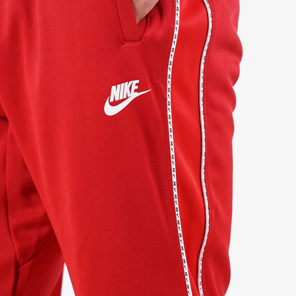 Tomatfärgad Nike joggingbyxa i storlek medium. Oversized fit. 100% polyester Bra skick.. Farkut & Housut.