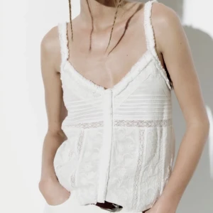 Zara topp - Vit söt topp från zara! Nyskick