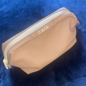 Caia necessär  - Säljer denna Caia necessär då jag har en annan nu. Den är så fin och praktisk för ex utomlandsresor. 