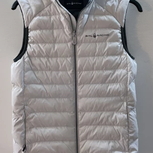 Sail Racing Väst - Säljer nu min sail racing väst pga att den inte kommer till andvändning skick 8/10 ny pris 2000 mitt pris 499 tveka inte att ställa några frågor 